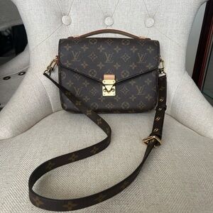 LIKE NEW Louis Vuitton Pochette Metis in Monogram